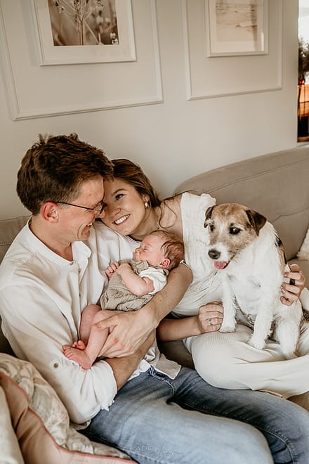 Naturalna Sesja noworodkowa w domu Kraków z psem