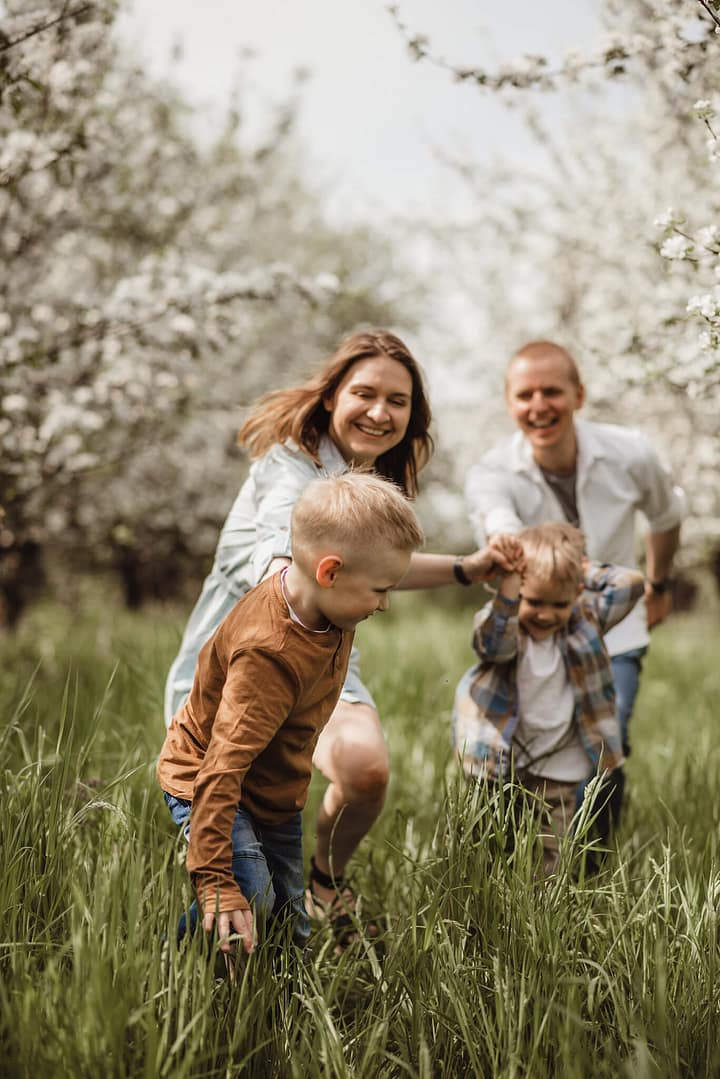 sesja rodzinna w plenerze w sadzie