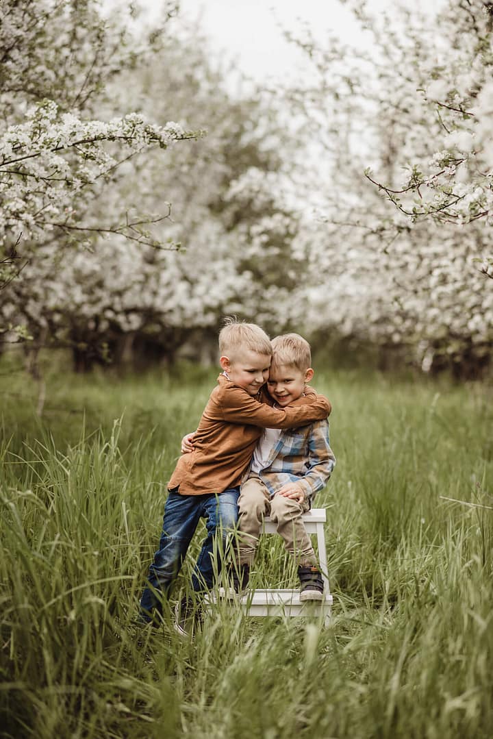 sesja rodzinna w plenerze w sadzie