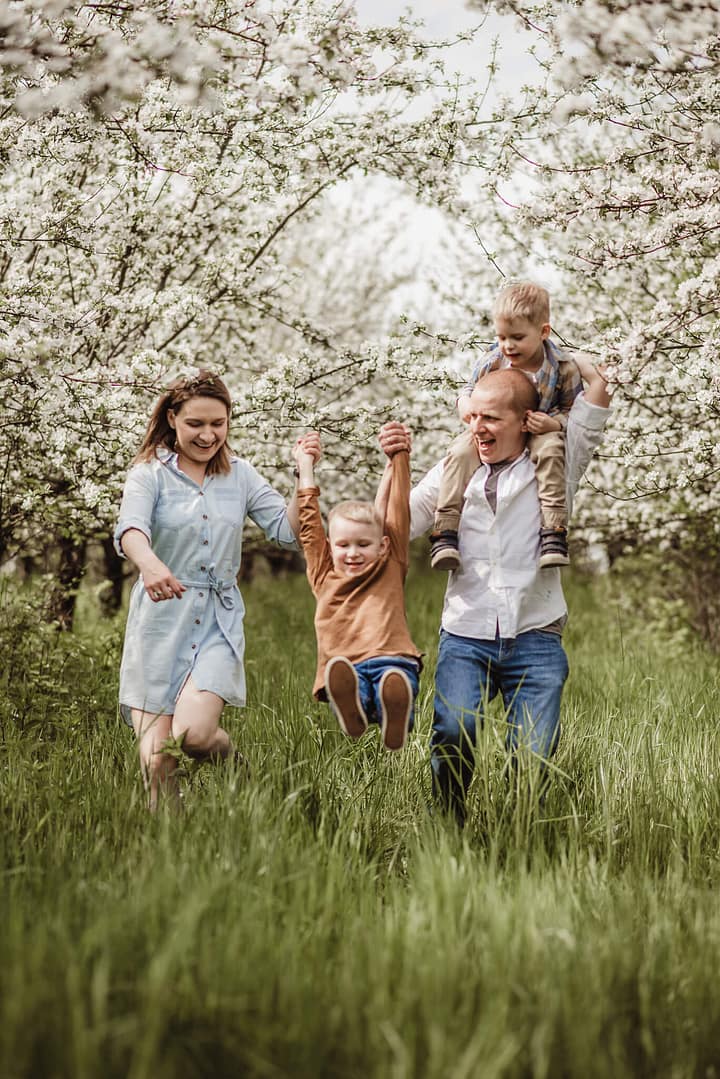 sesja w kwitnącym sadzie