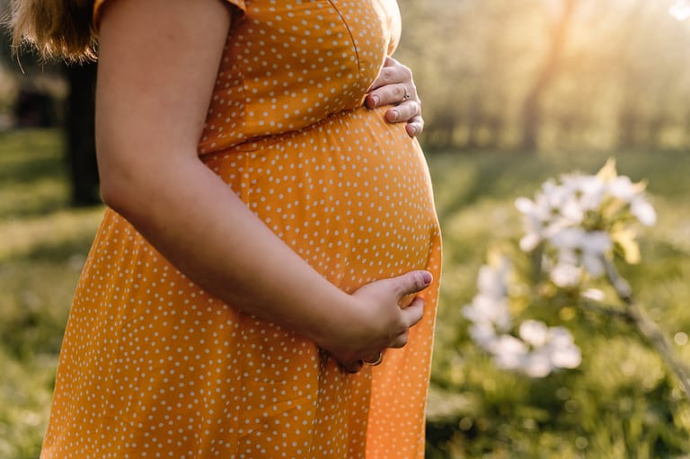 sesja brzuszkowa w sadzie