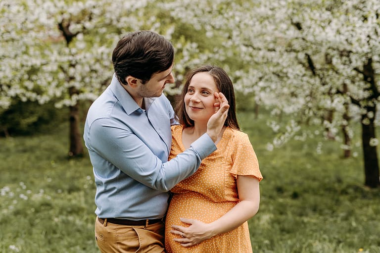 sesja ciążowa w kwitnących drzewach