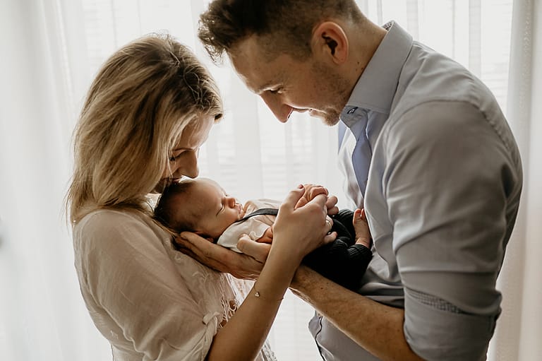 rodzice z noworodkiem