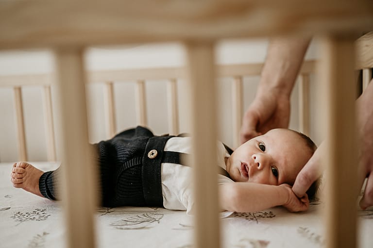 noworodek w łóżeczku