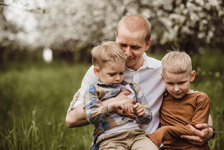 sesja rodzinna z tatą w plenerze