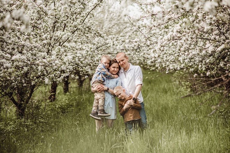 sesja rodzinna w plenerze w sadzie