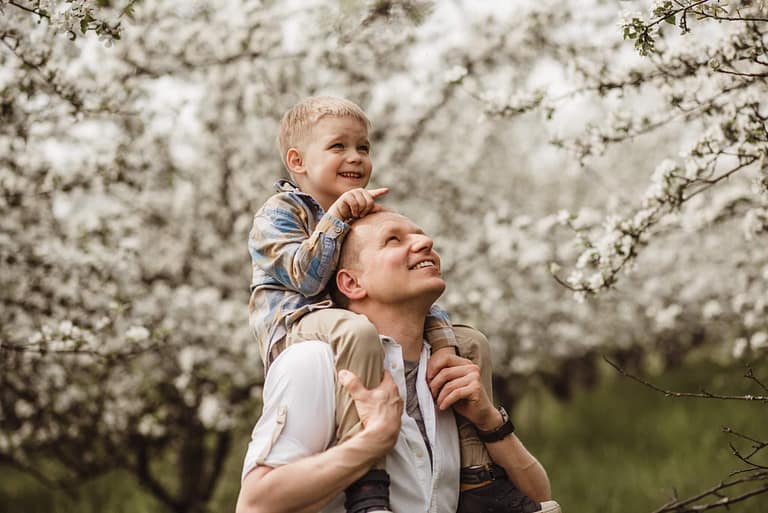 sesja z tatą w plenerze w sadzie
